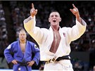 Luká Krpálek se raduje z bronzové medaile na mistrovství svta v Paíi.