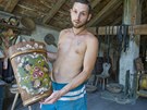 Petr Schröpfer ukazuje exponáty muzea v koském útulku v Mikov u Horovského