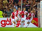 Fotbalisté Slavie se radují z gólu tpána Koree (vlevo).