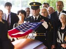 estná strá sundavá americkou vlajku z rakve Ctirada Maína (23. srpna 2011)