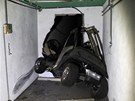 V podzemí se ukrýval i elektrický golfový vozík, který s oblibou pouíval