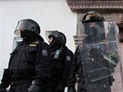 Policie steí dm v centru Rumburku, ve kterém bydlí rodina jednoho ze