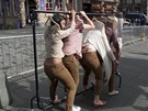 Fringe Edinburgh 2011 - pedstavení se na High Street propagují vemi monými