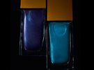 Modré laky na nehty s kovovým leskem z podzimní kolekce Yves Saint Laurent.