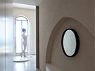 Symbolika kruhu se opakuje v celém byt, i ve tvaru zrcadla nad umyvadlem.