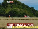 Trosky letadla z letky Red Arrows, které se zítilo u Bournemouthu v jiní