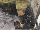 Ohořelá podlaha v jedné z cel věznice na Pankráci.