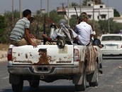 Auta s libyjskmi rebely se bl k Tripolisu. (21. srpna 2011)