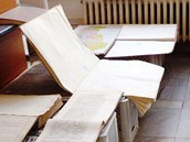Sušení promočených knih v Moravskoslezské vědecké knihovně.