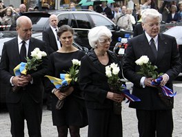 Ke katedrále v Oslu pinesli kvtiny (zleva) norský premiér Jens Stoltenberg,...