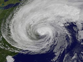 Irene se pod drobnohledem meteorologických satelit sune na sever. Národní