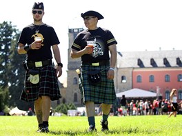Na zámku v Sychrově se o víkendu konaly tradiční Skotské hry. K vidění byly