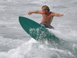 Surfista Leif Overturf si uívá adrenalinový záitek ve vysokých vlnách, které