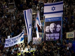 Demonstrace zaaly v ervenci v centru Tel Avivu, kdy si tam studenti