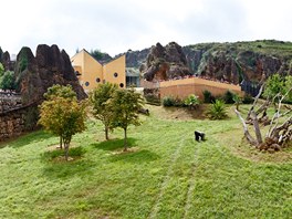 Panorama gorilího výběhu v přírodním parku Cabárceno na severu Španělska, kam