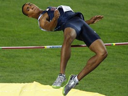 Nad lakou pi desetibojaské výce letí Ashton Eaton.