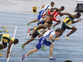 NE, NE. Tenhle start neplat. Fenomenln jamajsk sprinter Usain Bolt vyrazil