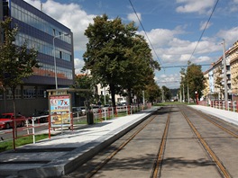 Rekonstruovan tramvajov tra z Vtznho nm. do Podbaby - zastvka Lotysk. 