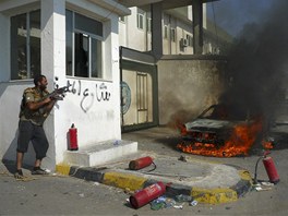 Rebelové se snaí ubránit výcvikové centrum pro Kaddáfího dstojnice. Budovu na