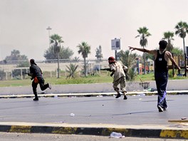 Rebelové bojovali s vládními vojáky o kadou tripolskou ulici (22. srpna 2011) 