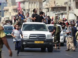 Libyjtí povstalci velkolep vjídí do ulic metropole Tripolisu. Vítají je davy