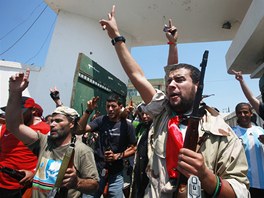 Rebelové slaví poté, co obsadili výcvikové centrum pro dstojnice v Tripolisu