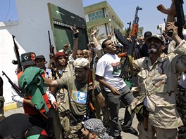 Rebelové slaví kadé dílí vítzství ohluující salvou a mávají libyjskými