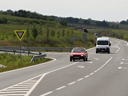 Na kiovatce u Bezmrova se protnaj dlnin sjezd smrem na Kojetn a