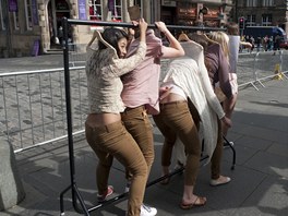 Fringe Edinburgh 2011 - pedstaven se na High Street propaguj vemi monmi