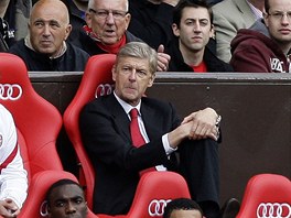 TO JE PODÍVANÁ. Arsene Wenger, kou Arsenalu, musel zápas na stadionu