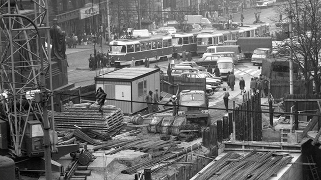 Tramvaje na Václavském náměstí v roce 1972 při výstavbě stanice metra C Muzeum.