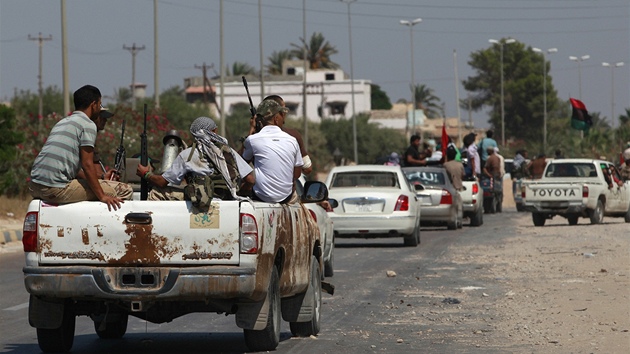 Auta s libyjskými rebely se blíí k Tripolisu. (21. srpna 2011)