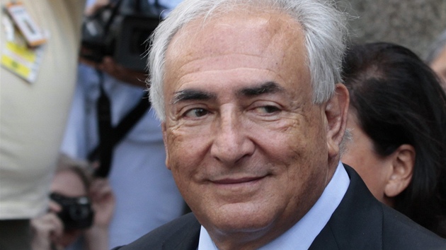 Dominique Strauss-Kahn s úsměvem opouští soud, který stáhl jeho obvinění ze...