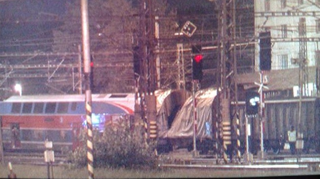 V pražské Libni se srazil osobní vlak s posunovací lokomotivou. (23. srpna 2011)