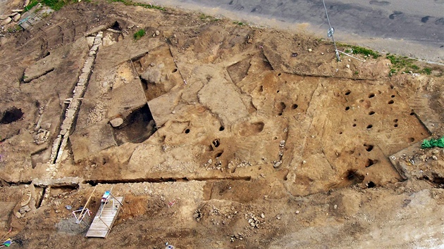 Archeologové objevili při záchranném výzkumu na náměstí v Prčici pravděpodobně