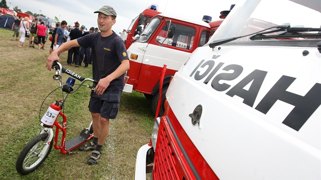Dobrovoln hasi Tom Smola z Velkho Beranova pivezl do Pibyslavi svou hasiskou kolobku. (27. srpna 2011)