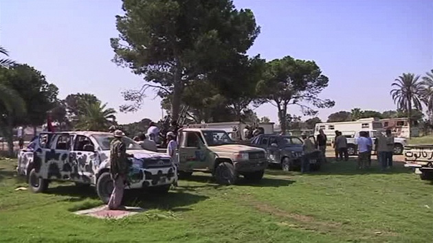 Libyjtí rebelové na dvorku Kaddáfího pevnosti Báb al-Azízíja (24. srpna 2011)