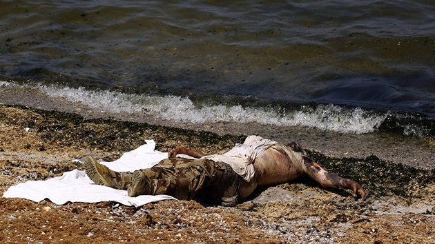 Mrtvola Kaddáfího vojáka na plái v Tripolisu (25, srpna 2011)
