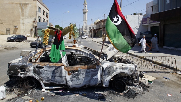 Ohoelá vozidla v centru Tripolisu (25.srpna 2011)