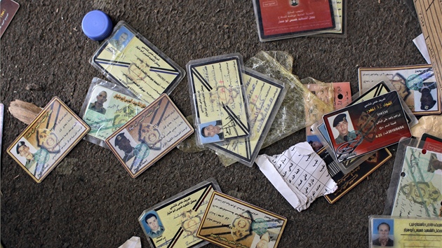 Odhozené prkazy Kaddáfího voják´nalezené na základn v Tripolisu (28. srpna