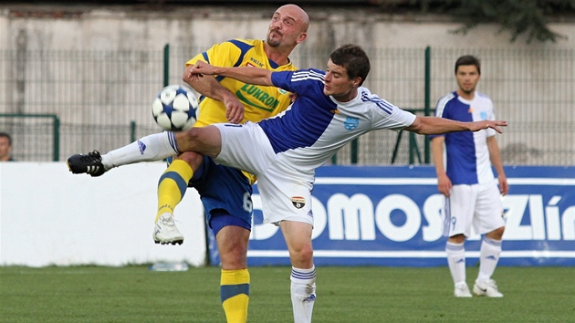 NÁVRAT. Fotbalový zálo�ník Jaromír Paciorek (ve �lutém) se ve Zlín� vrací k