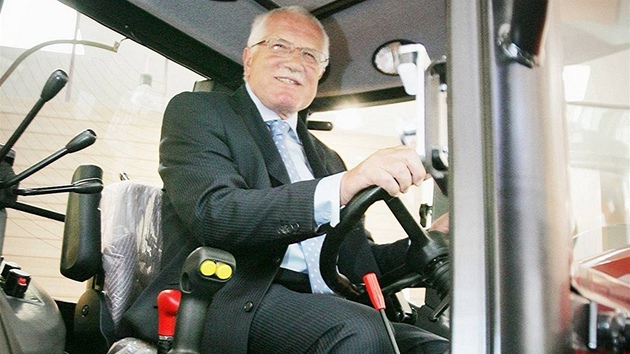 Václav Klaus za volantem traktoru na výstav Zem ivitelka (28.8.2010)