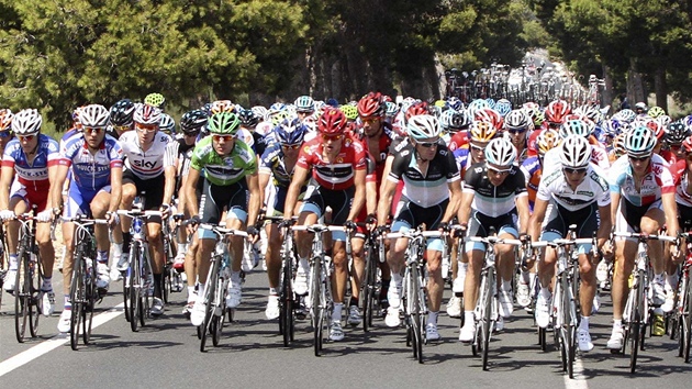 PELETON. Balík cyklist ve druhé etap závodu Vuelta ve panlsku.