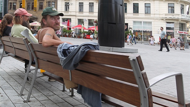 Bezdomovci a opilci zabírají v Brn laviky a zastávky hromadné dopravy.