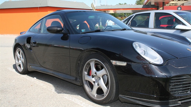 Po silnici I/43 na Blanensku se v ned�li hnal 24letý �idi� porsche rychlostí