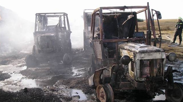 P�i po�áru stohu u B�ezí na ��ársku lehla popelem i zem�d�lská technika.