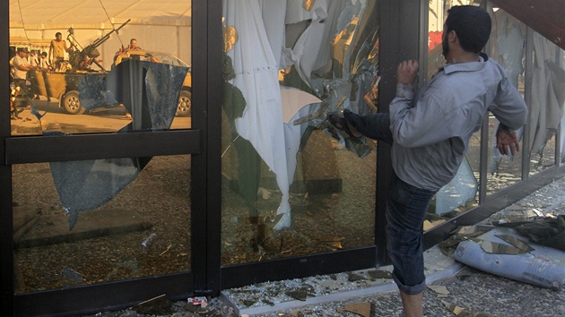 Libyjský povstalec rozbíjí sklo v jedné z budov Kaddáfího komplexu Báb...