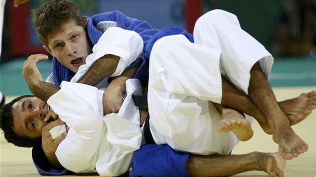 Judista Pavel Pet�ikov (v modrém) v souboji 2. kola olympjiského turnaje s