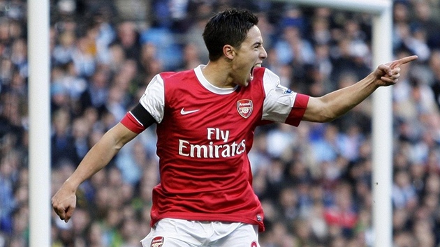 Samir Nasri z Arsenalu se raduje ze svého gólu.