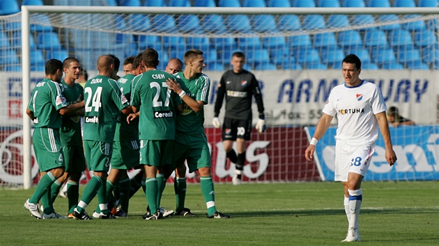 GÓLOVÁ RADOST. Fotbalisté Bohemians se radují z trefy do sít Baníku Ostrava.